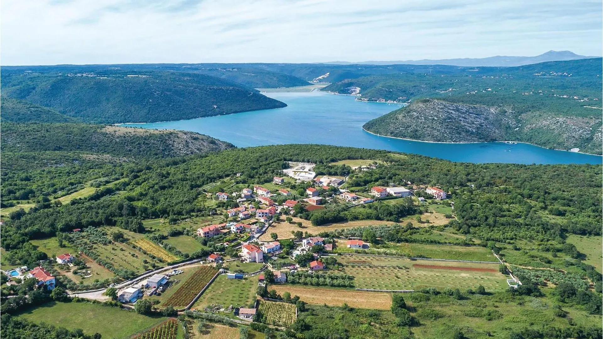 Cozy Home In Bratulici With Kitchen Hreljići Dom wakacyjny