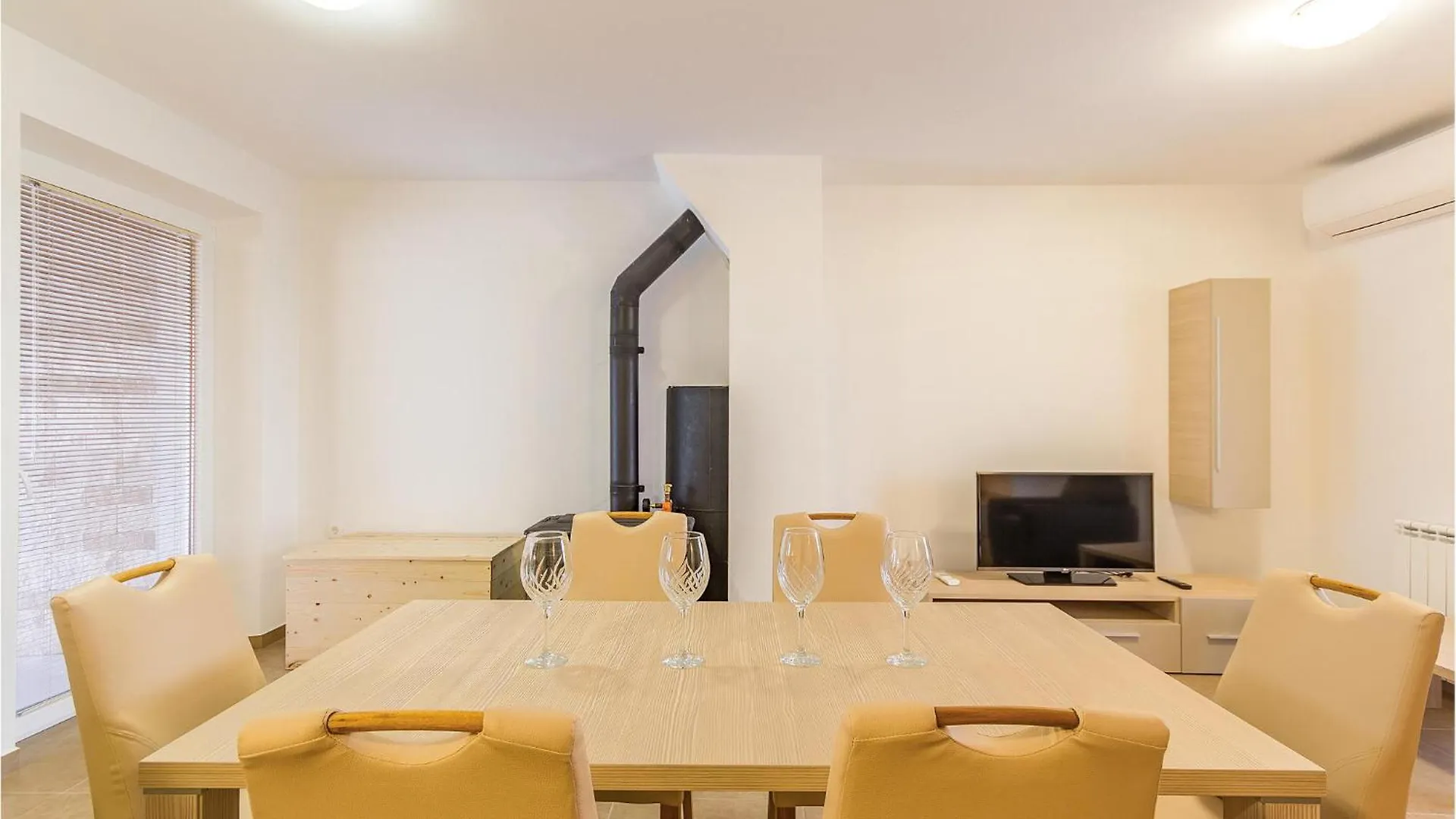 Cozy Home In Bratulici With Kitchen Hreljići